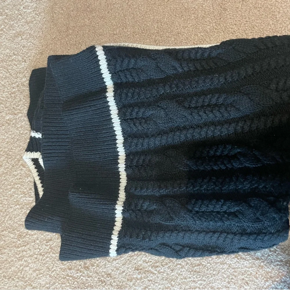 Abercrombie size M sweater vest. Gently used. No flaws. - Picture 4 of 4